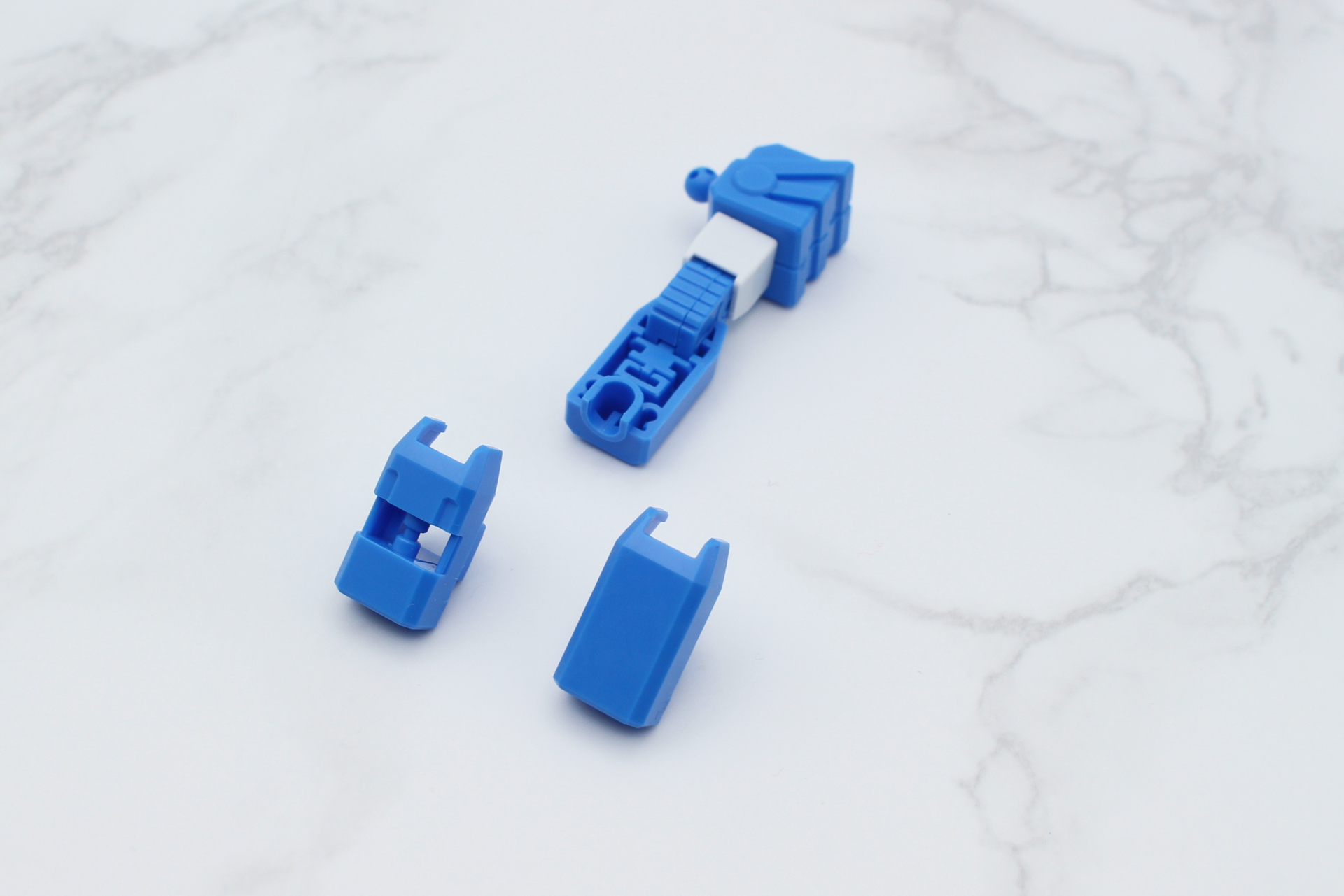 前腕の組み立て。手前左が通常、右がジロン機のパーツ。どちらかを選択する