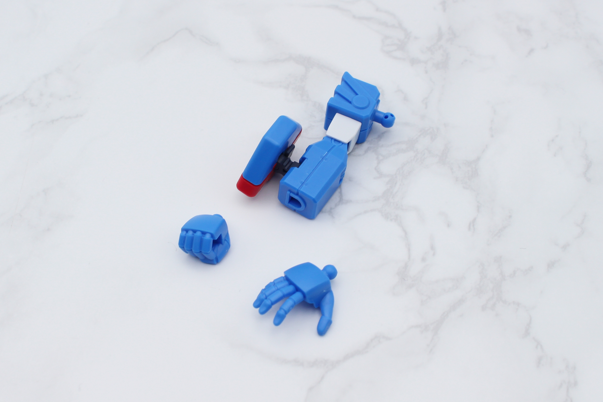 タイヤを取り付ける。手首は2種類だが、30mmライフル用の持ち手もある