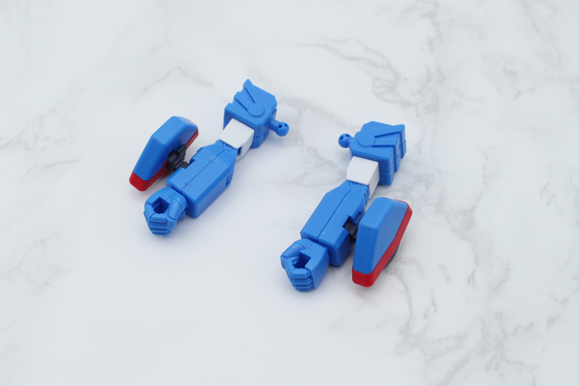 左腕も同じように組み立てる