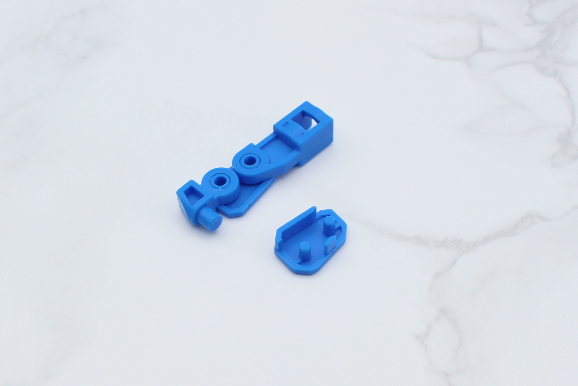 脚は膝関節から組み立て