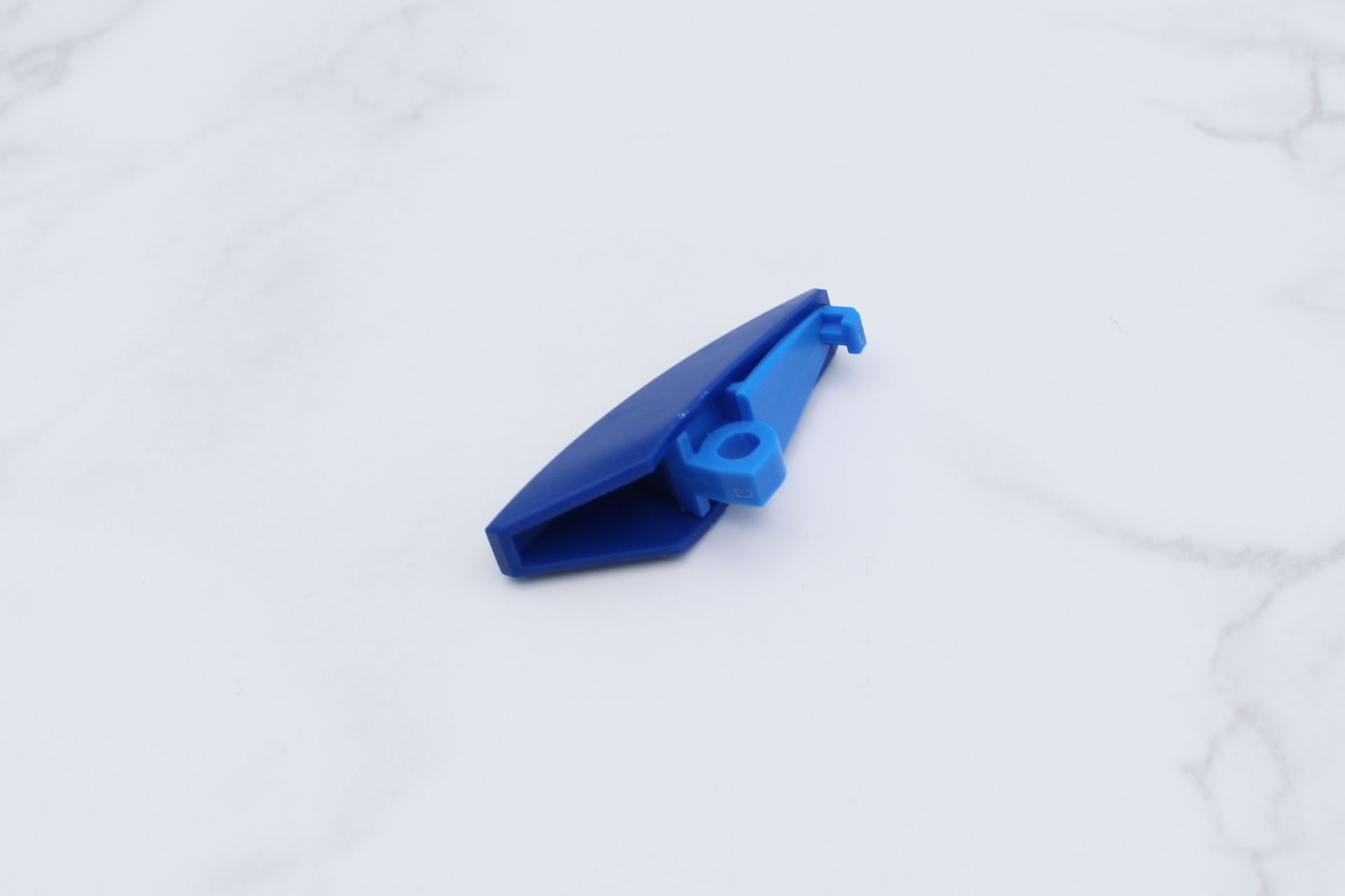 脛の前側の部位を組み立て