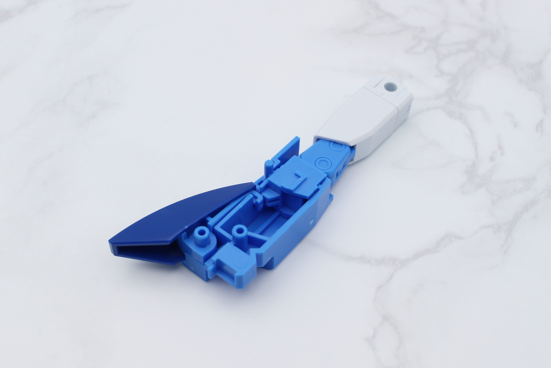 膝から上のパーツを取り付ける