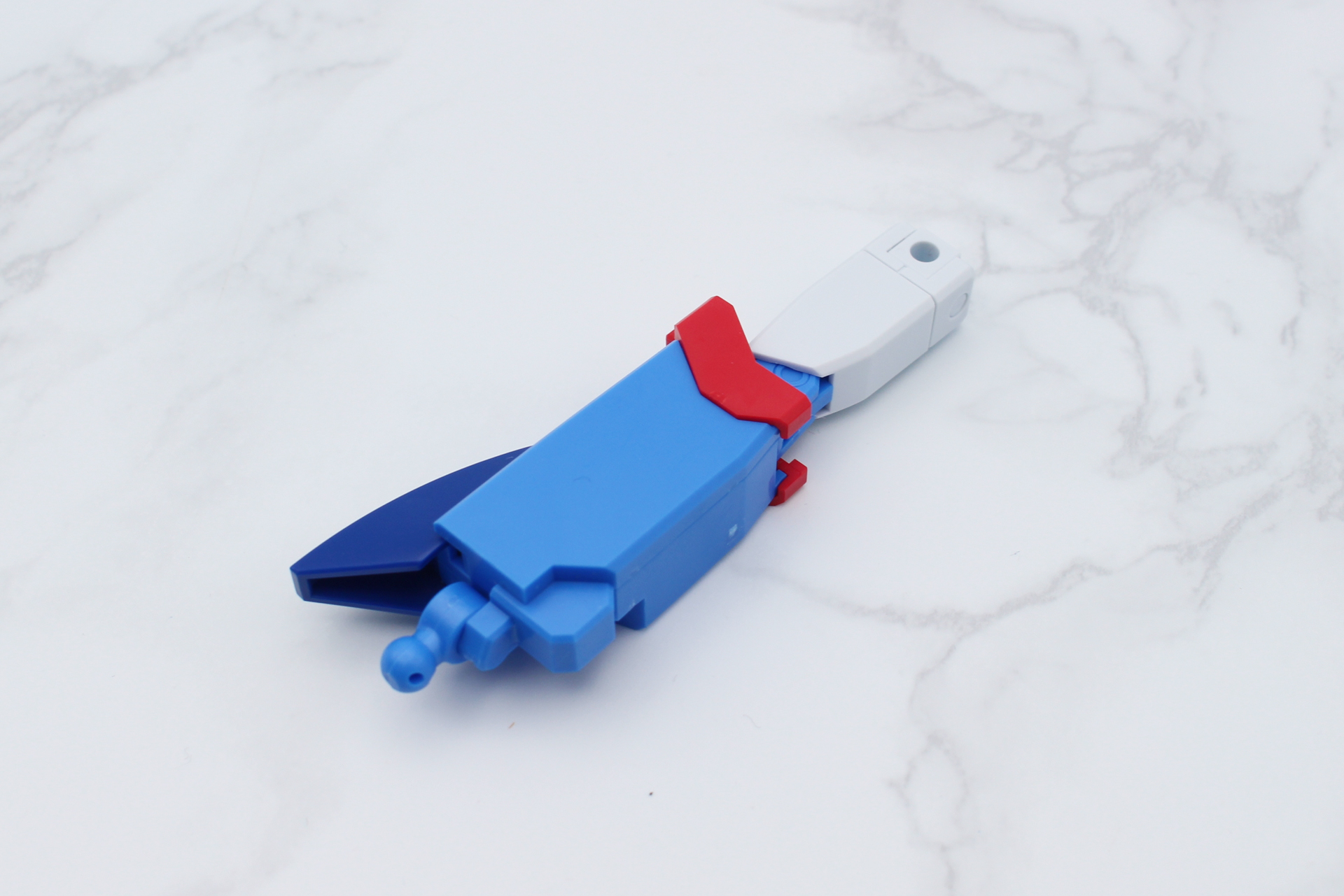 脛の装甲を取り付け