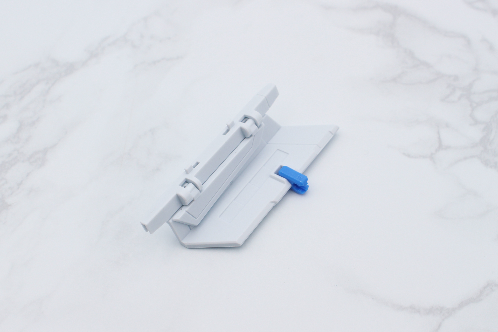 ブングル・ローバーの翼の組み立て。先端は畳める仕様