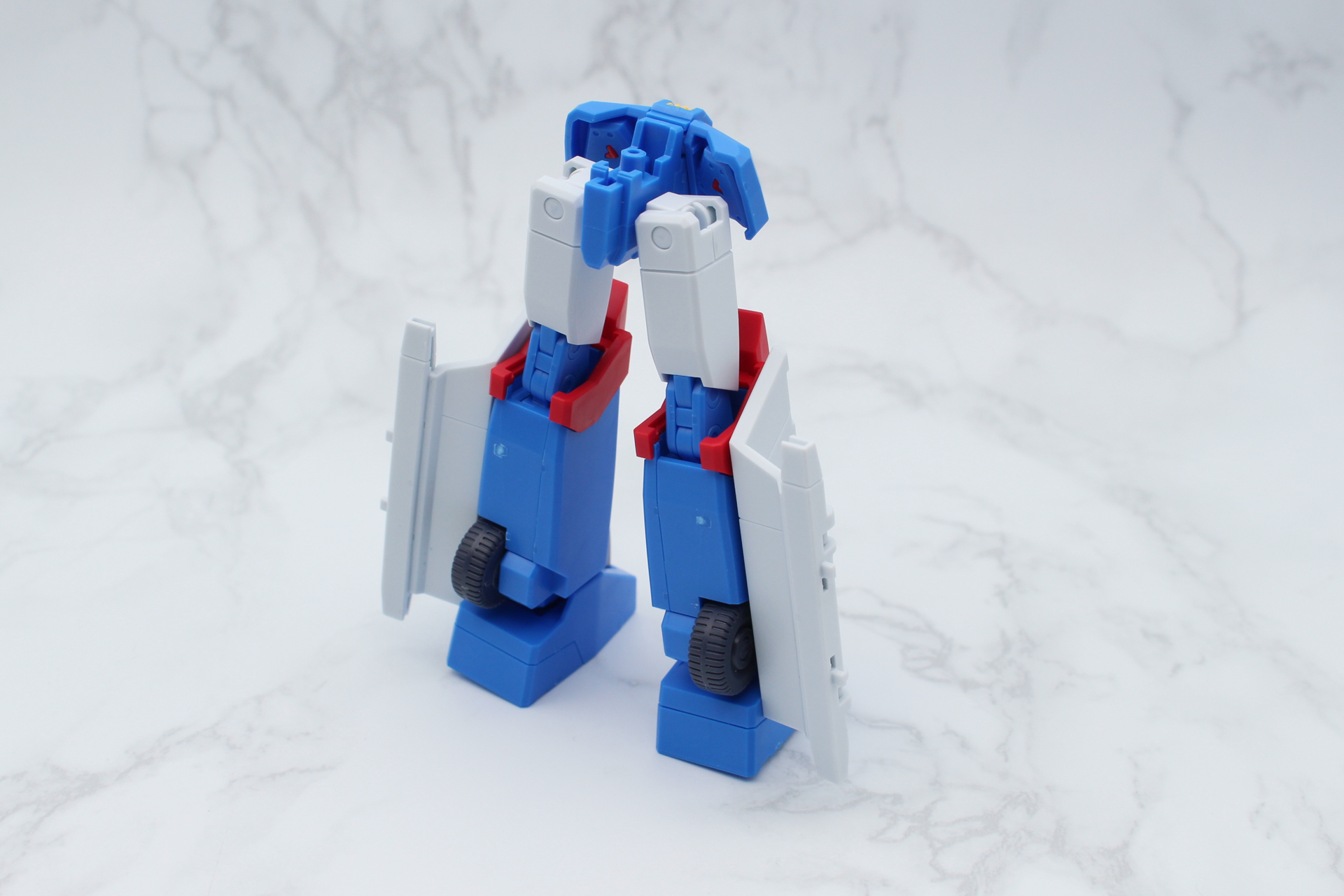 下半身は腰部に脚部を取り付けて組み立てる