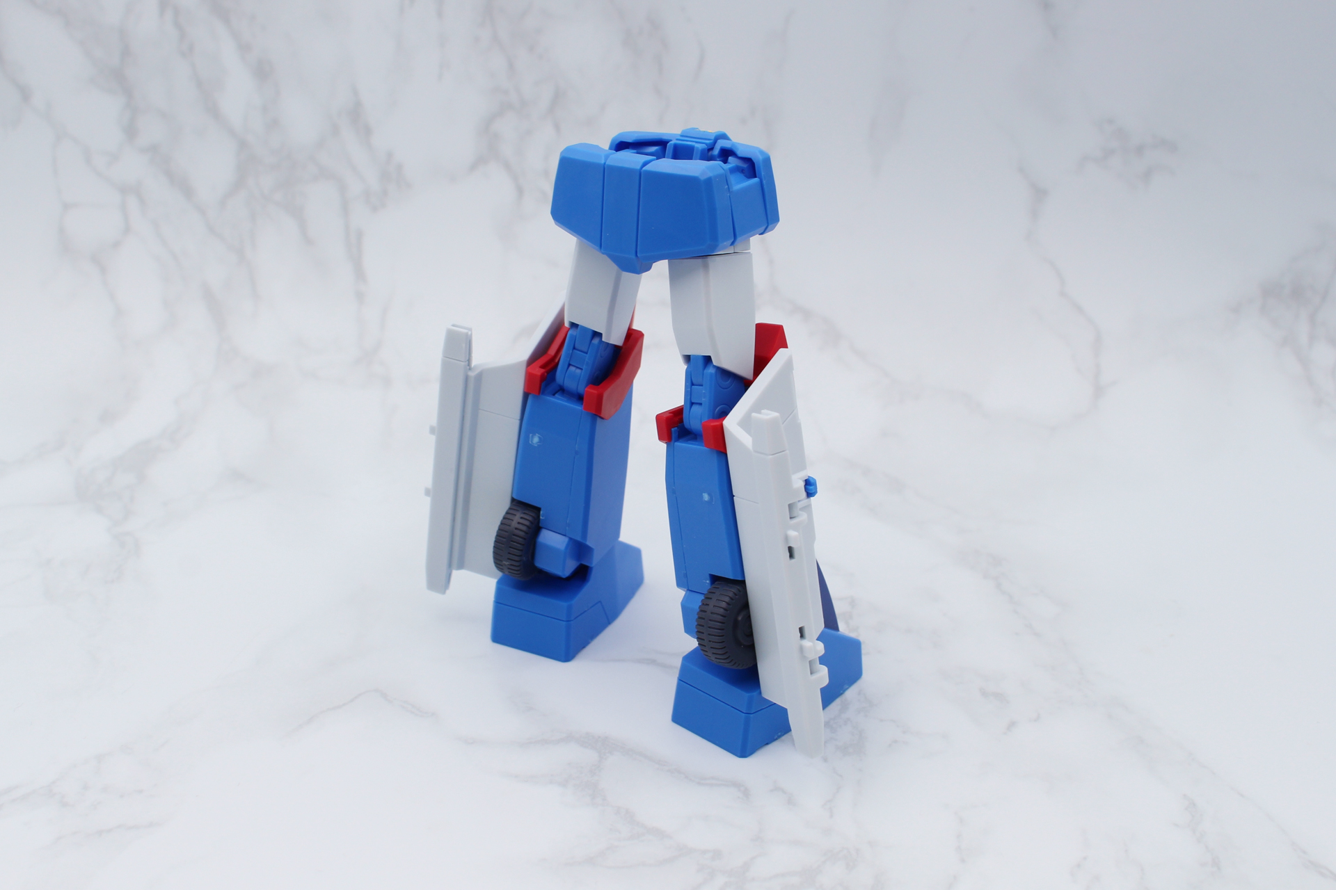 下半身は腰部に脚部を取り付けて組み立てる