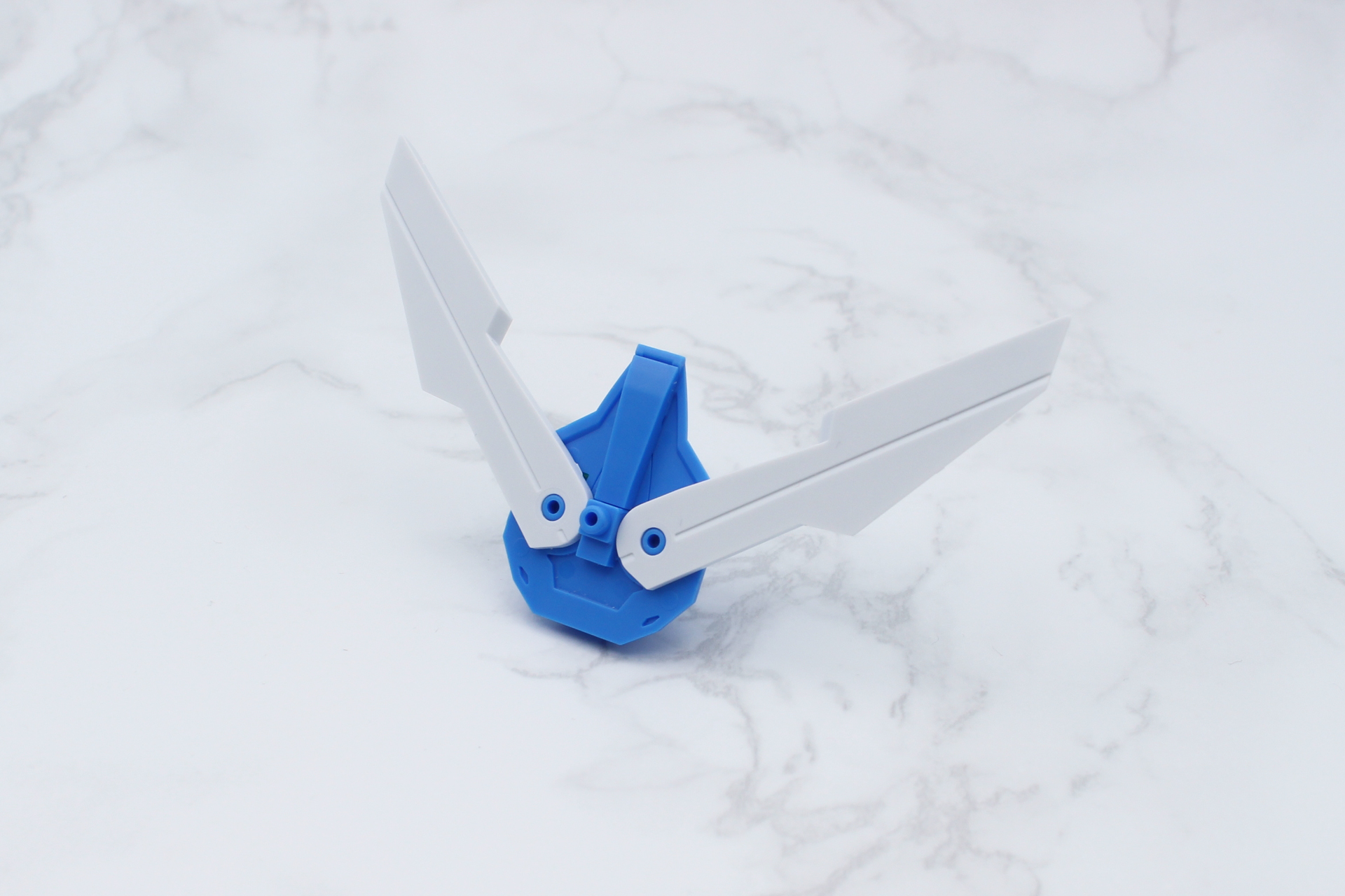 作例では変形のために折れてないパーツを使った。組み立てた翼を取り付ける