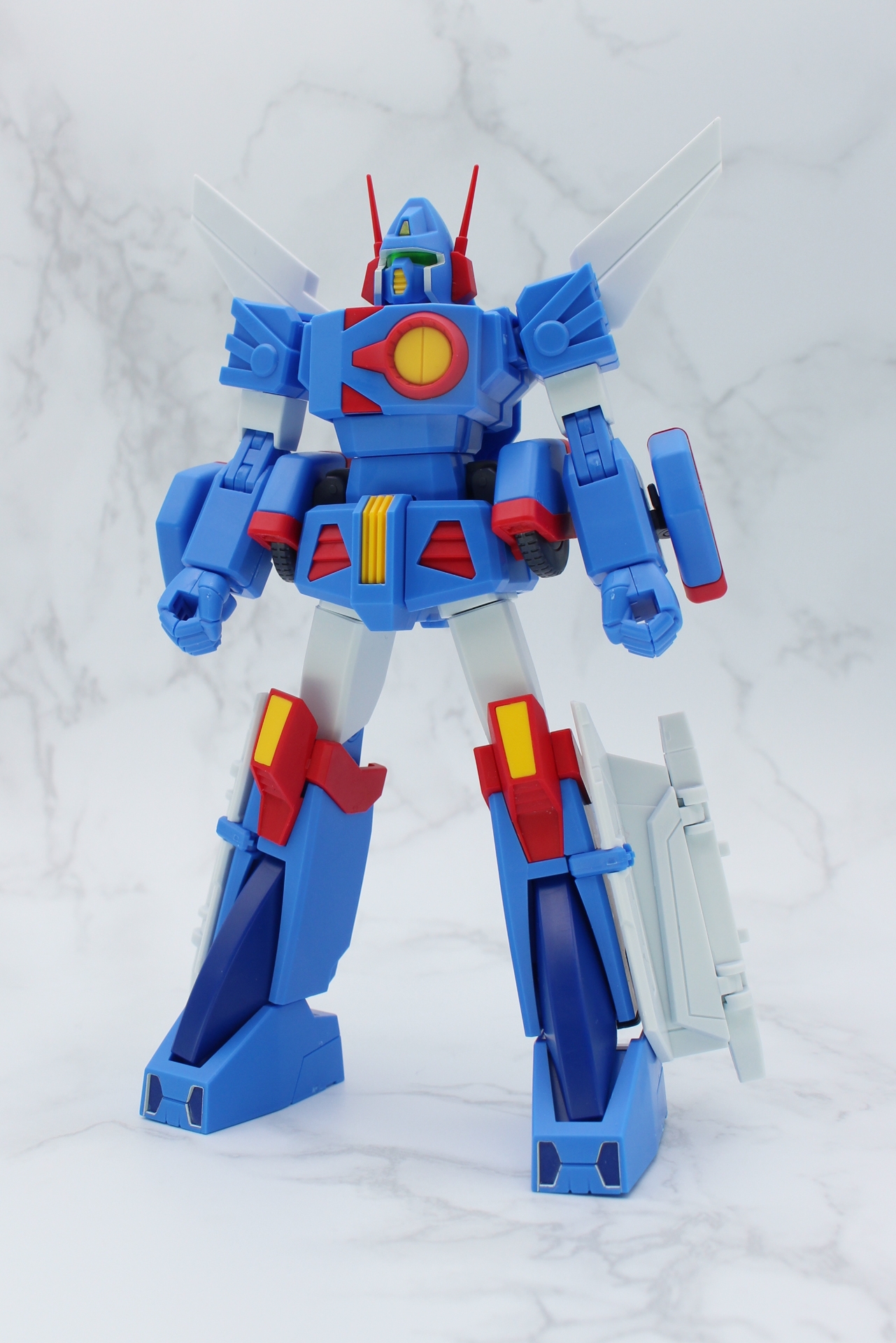 完成したザブングル。全高は翼を入れて約140mm。小さくてスマートな印象だ