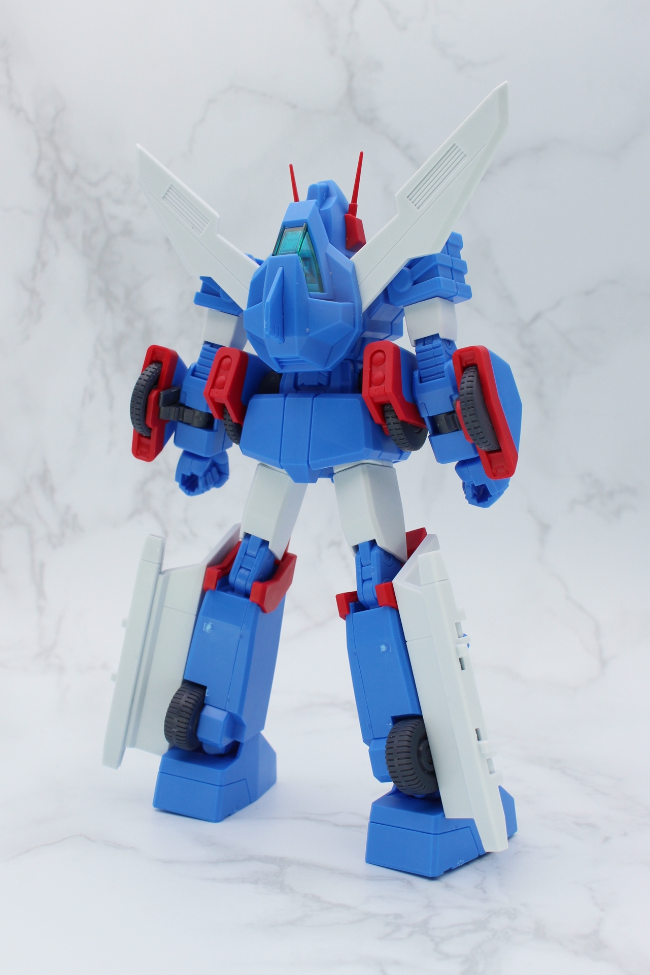 バックショット。翼やタイヤなど、他作品のメカとはひと味違う特徴が際立つ機体