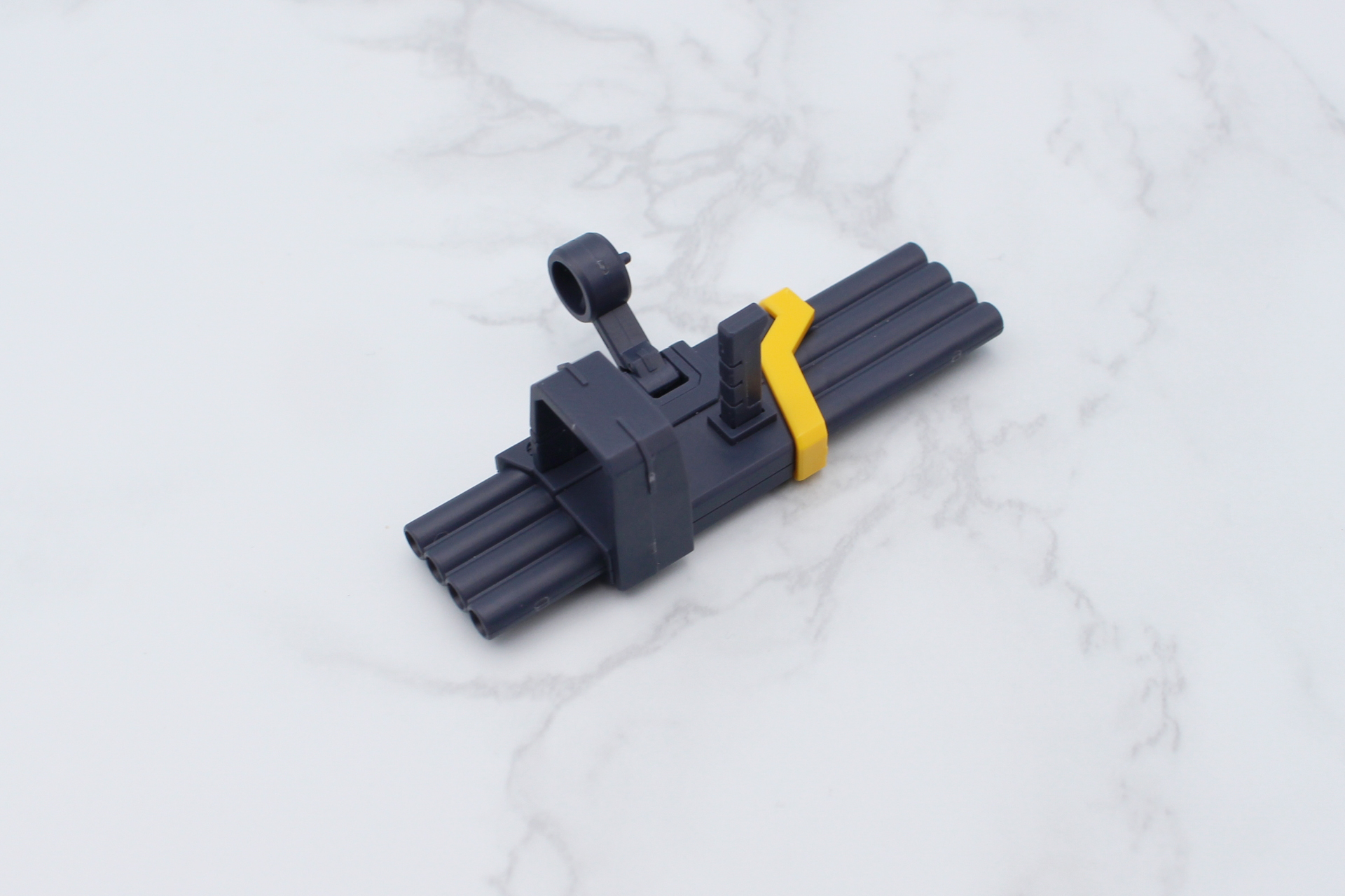 4連ハンドキャノン。写真は左手用にしている。スコープの部分はスイング可動する。説明書ではジロン機に持たせることを表記している