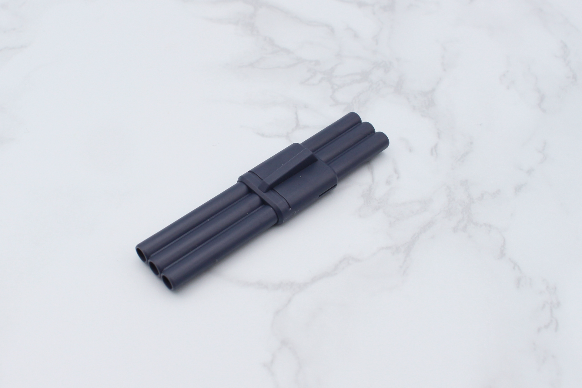 3連バズーカ。右肩に装備する。ジョイントで上下左右に可動