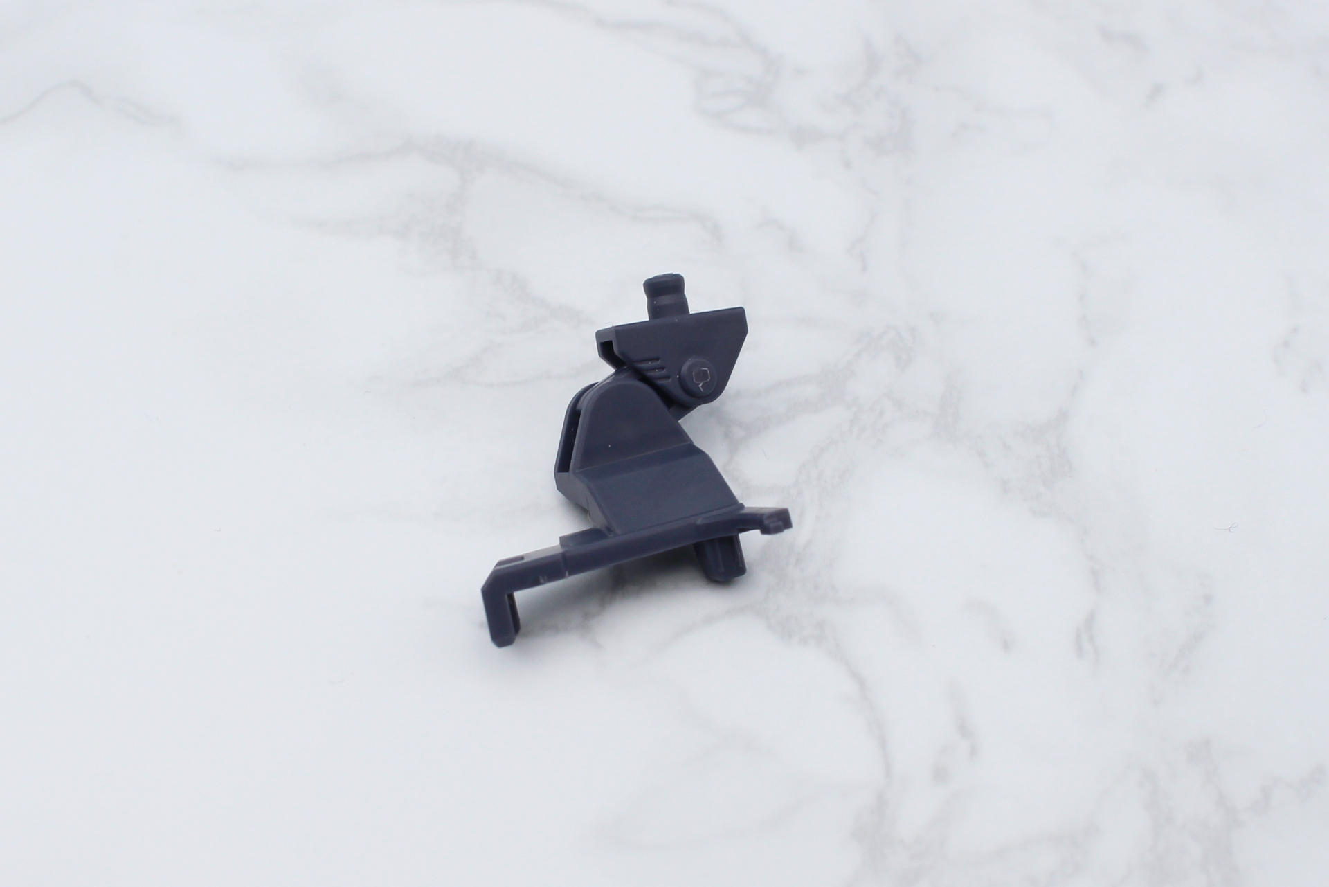 3連バズーカ。右肩に装備する。ジョイントで上下左右に可動