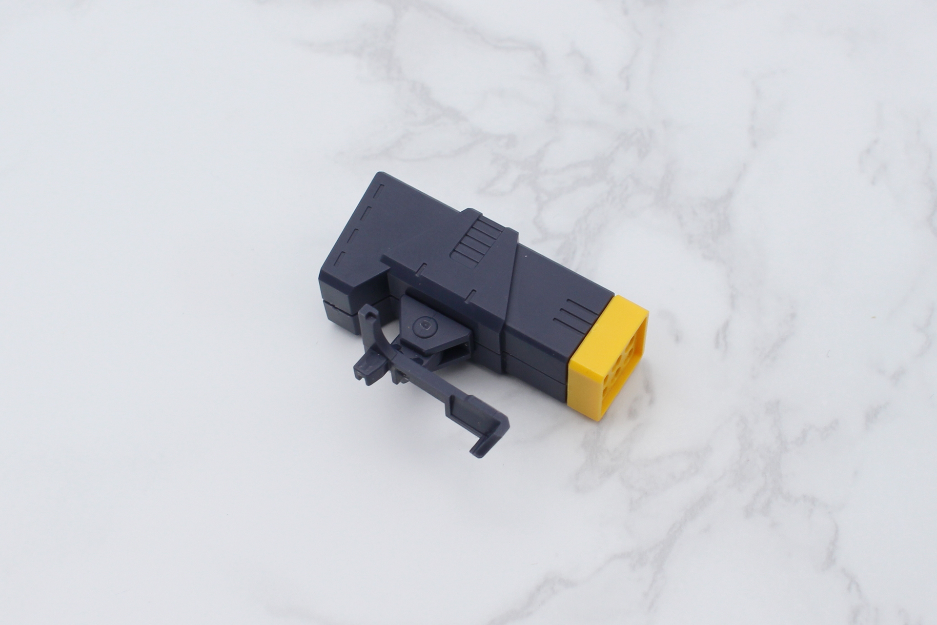 9連装ロケット弾ポッド。こちらは左肩用。同じく上下左右に可動する