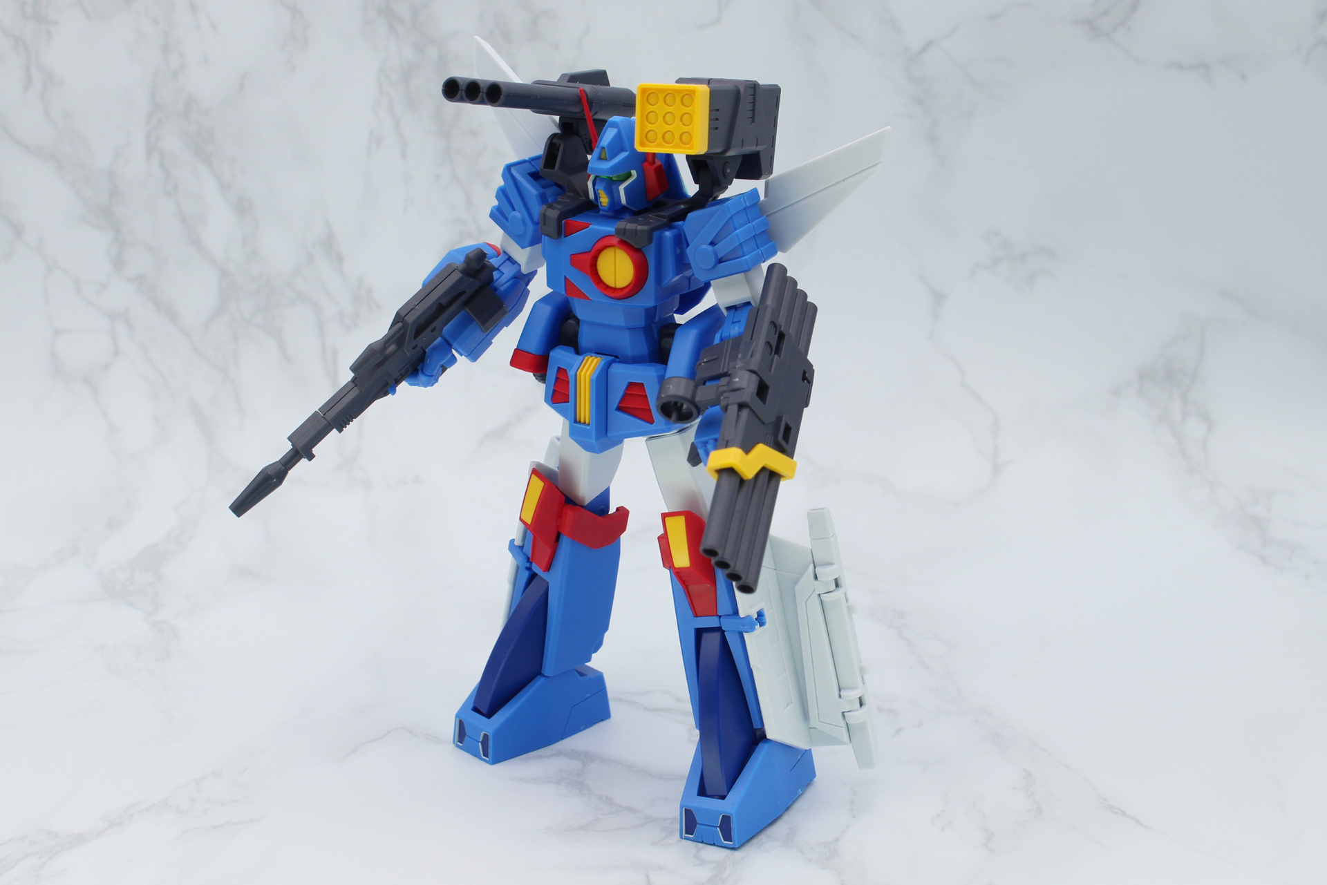 全装備させたところ。4連ハンドキャノンを装備させるために、左手のタイヤは取り外している