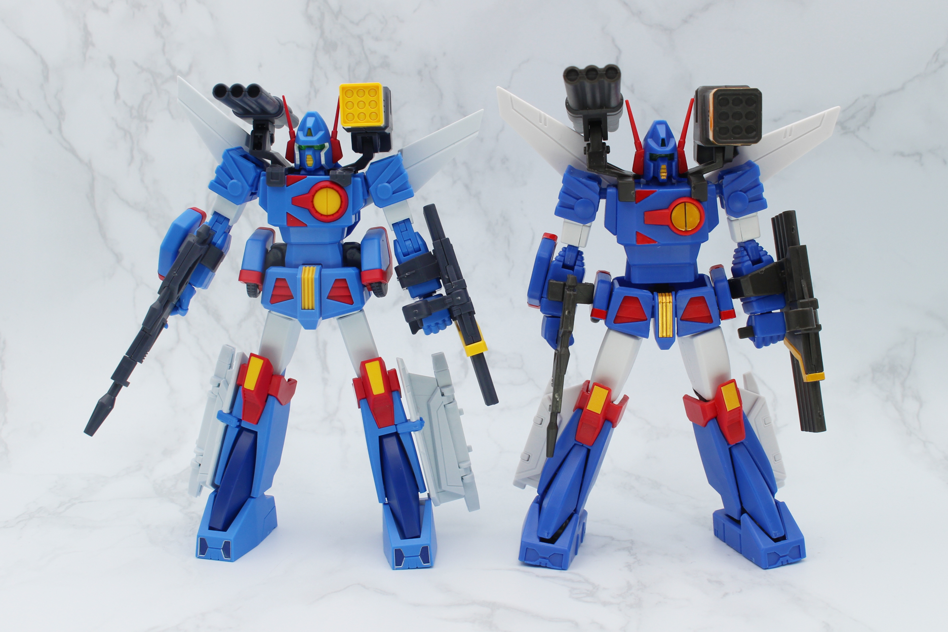 スーパーミニプラのザブングル（右）と比較。サイズはほぼ同じだが、スーパーミニプラ版は黄色い部分がシールで、顔の横のラインなどは再現されていない。また変形時はタイヤや翼など差し替えるパーツも多めだ