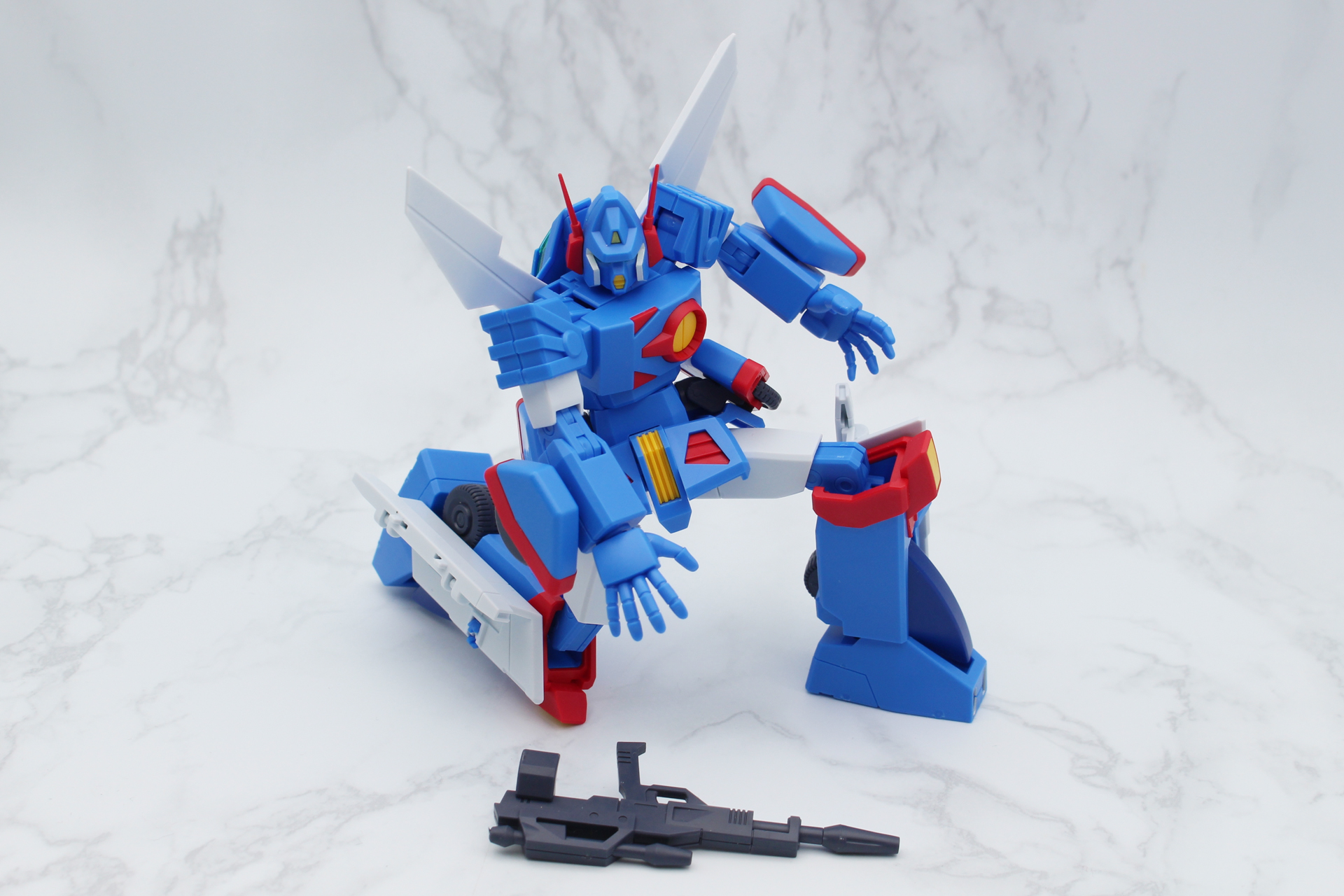 胸部と腹部のジョイントにより、前屈したポーズもOK