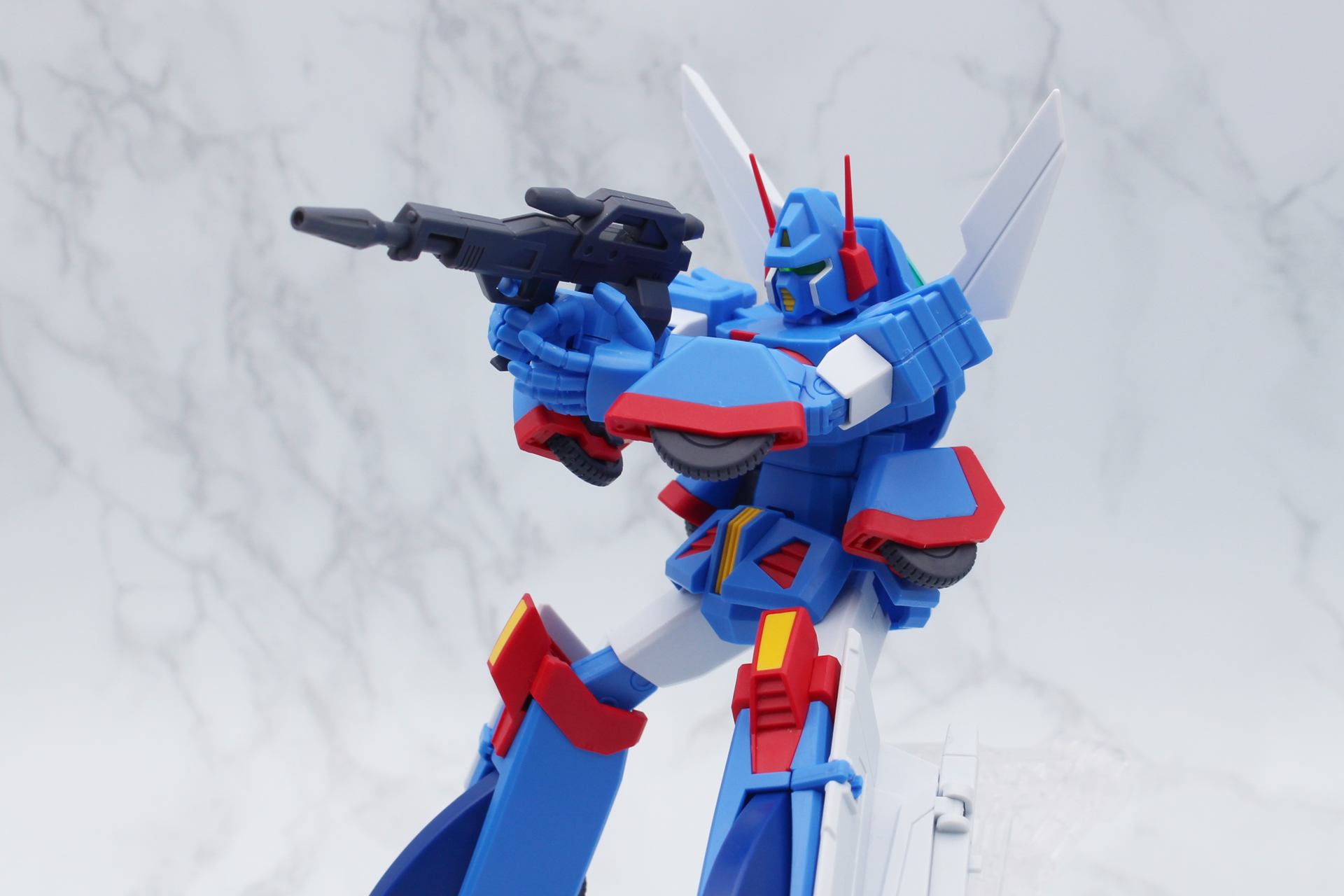 肩は前に引き出すことはできないので、両手でライフルを構えるポーズはこれが限界