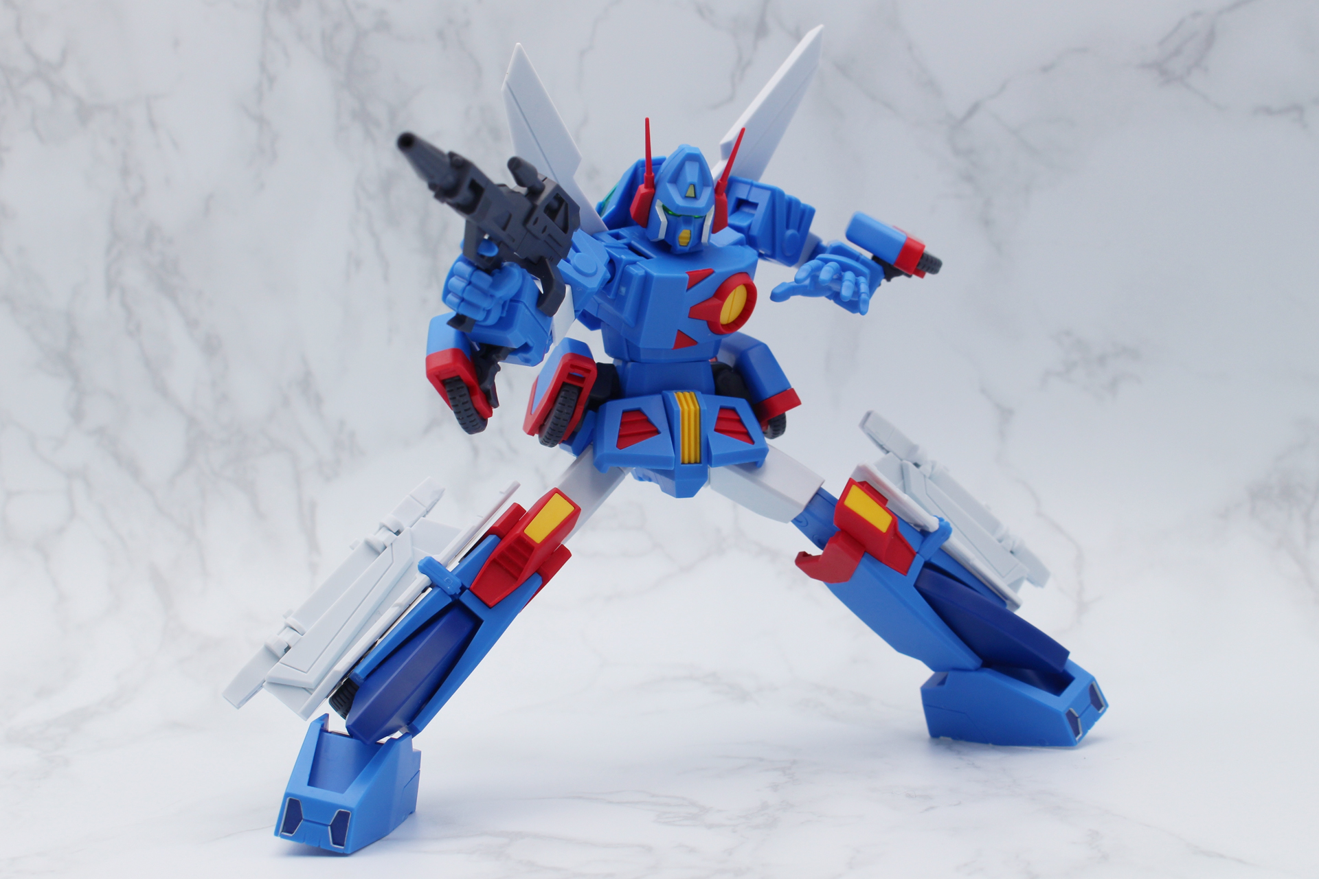 よく動くのでポージングは楽しい。もちろんアクションベースにも対応している