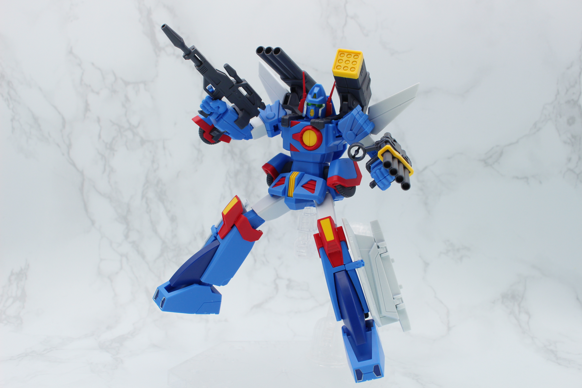 よく動くのでポージングは楽しい。もちろんアクションベースにも対応している