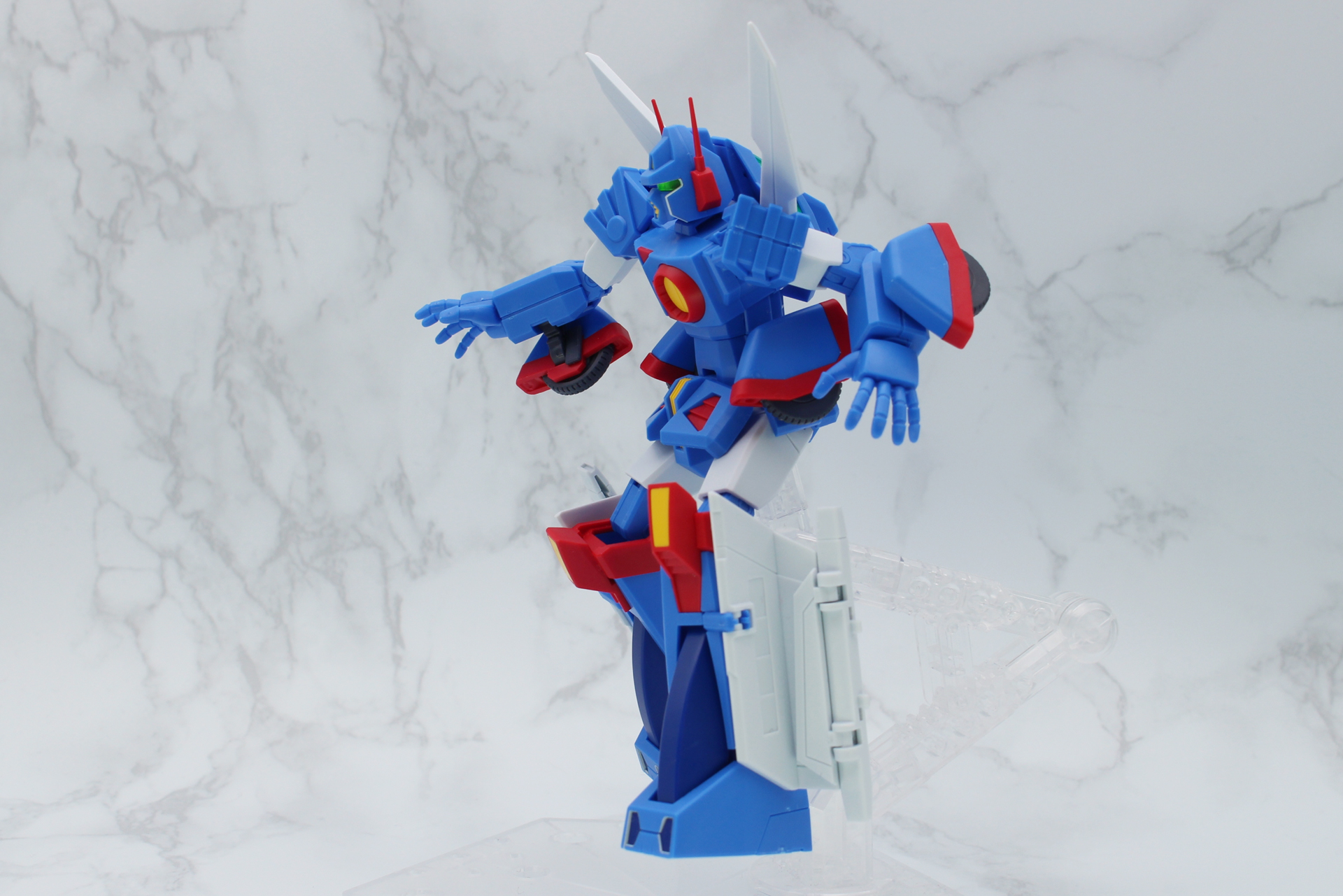 よく動くのでポージングは楽しい。もちろんアクションベースにも対応している