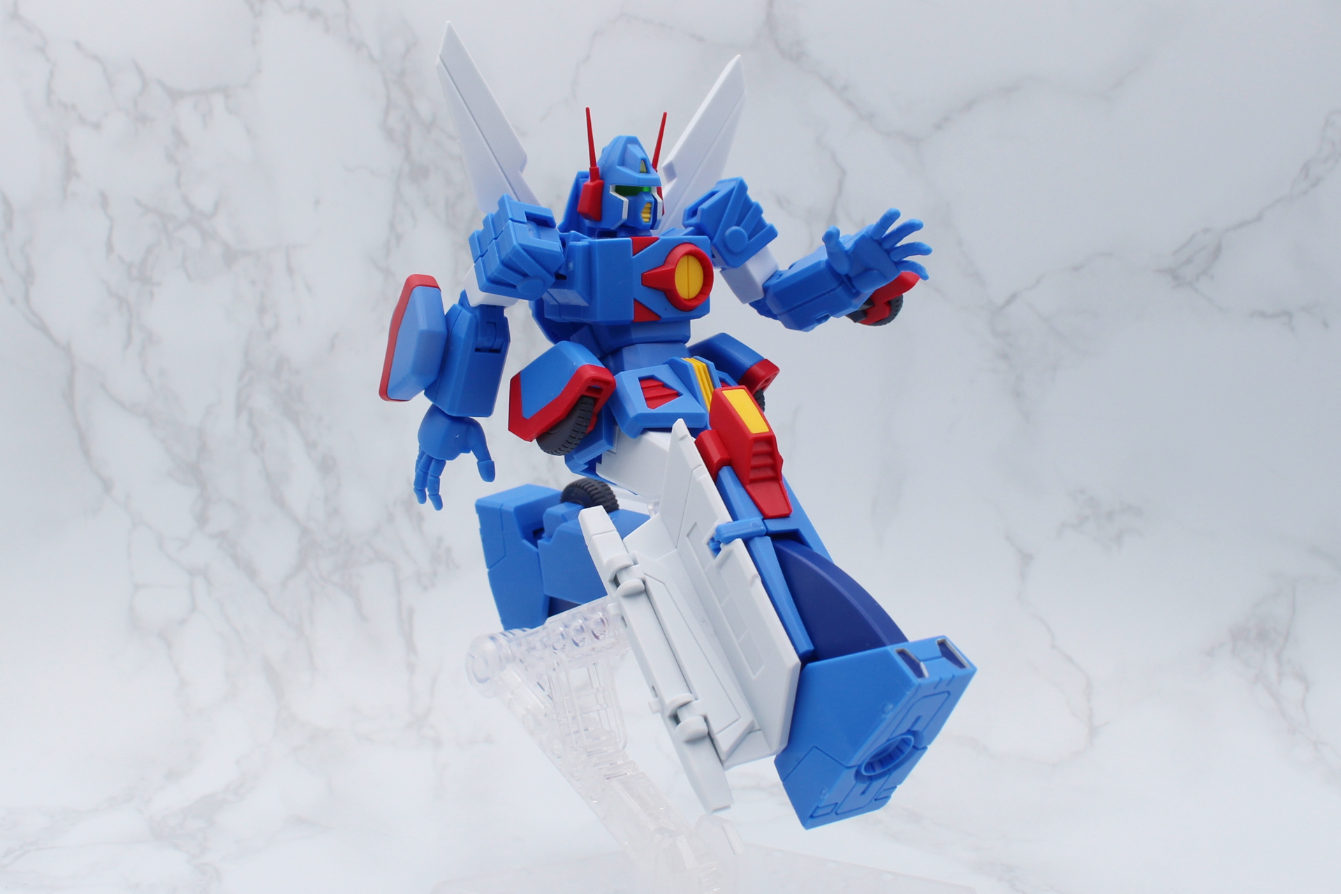 よく動くのでポージングは楽しい。もちろんアクションベースにも対応している