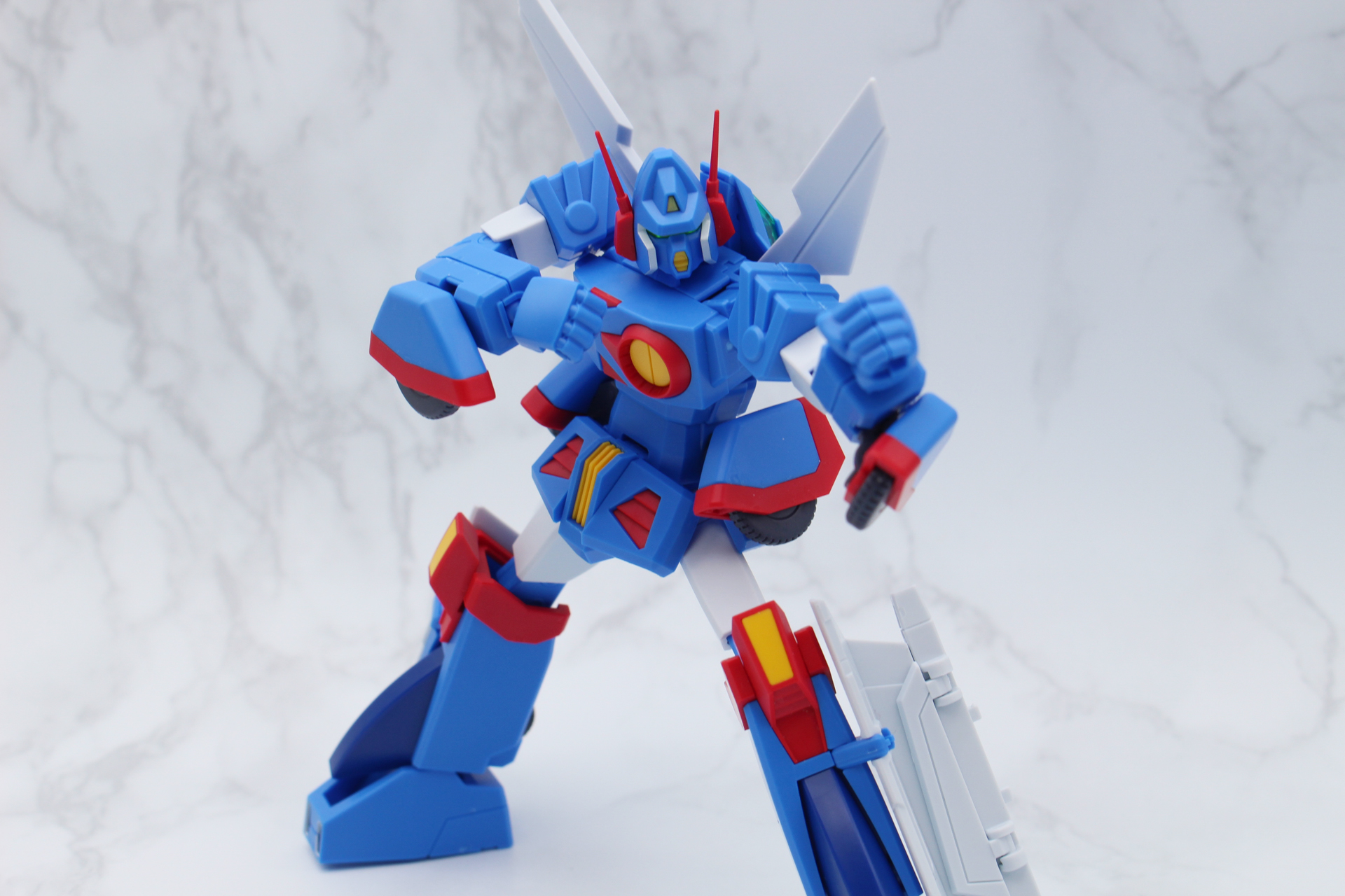 よく動くのでポージングは楽しい。もちろんアクションベースにも対応している