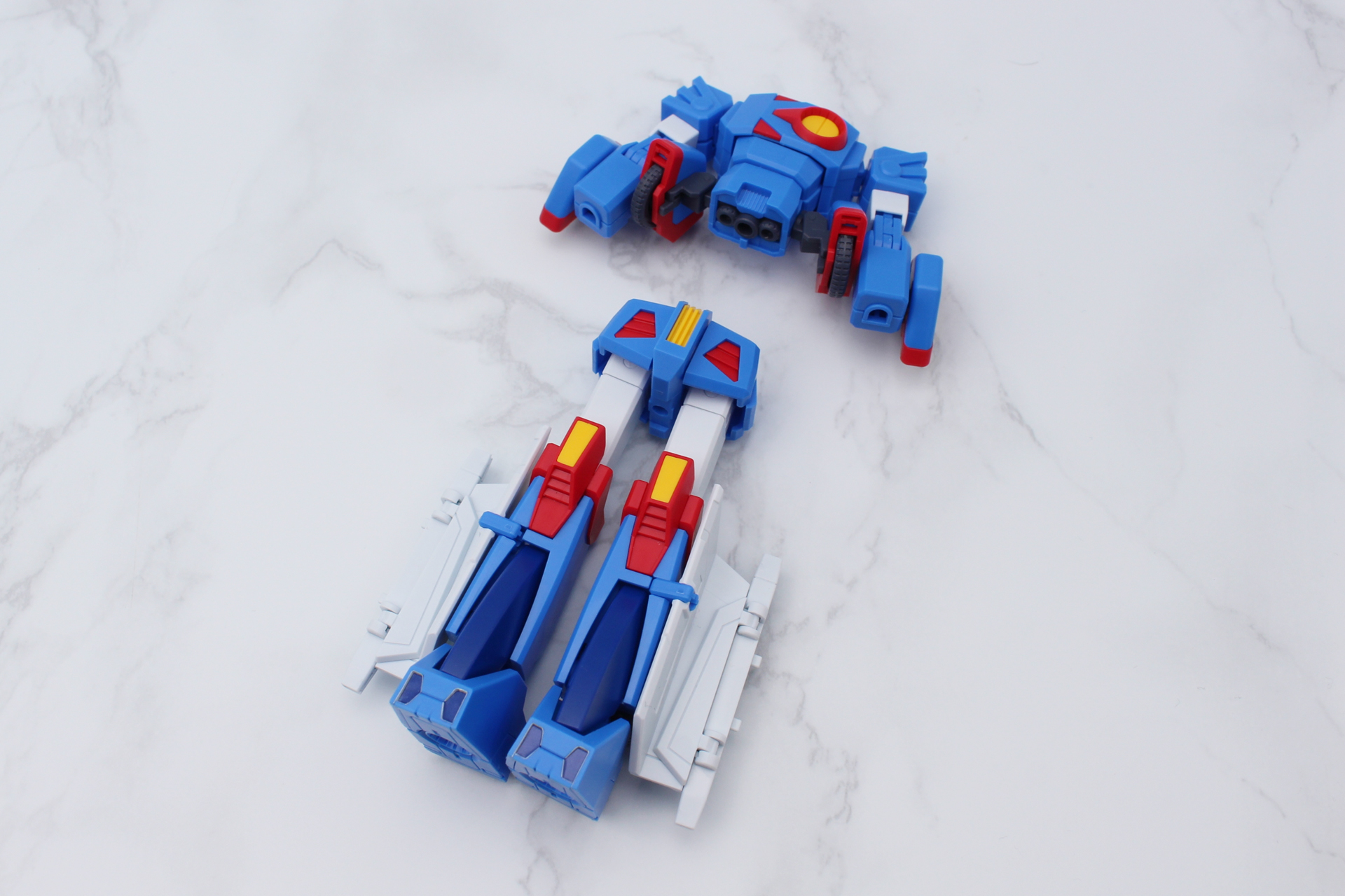 腹部で上半身と下半身を分離させる