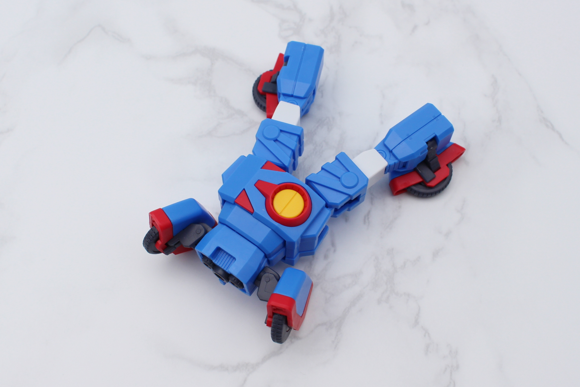 ブングル・スキッパーへの変形。タイヤの位置を変え、腕を上側に持ち上げる