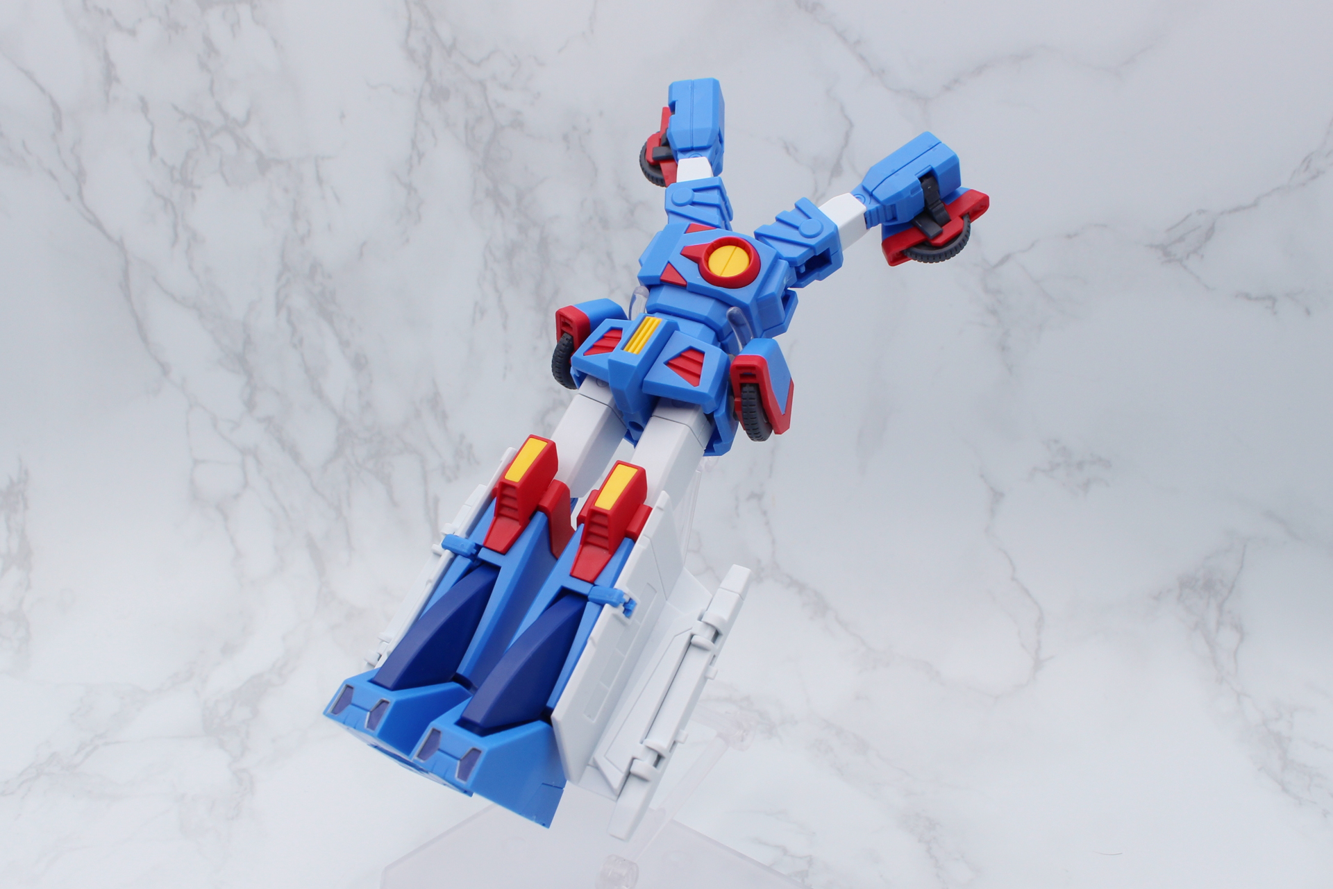 この状態で下半身と接続することで、変形途中の姿も再現できる