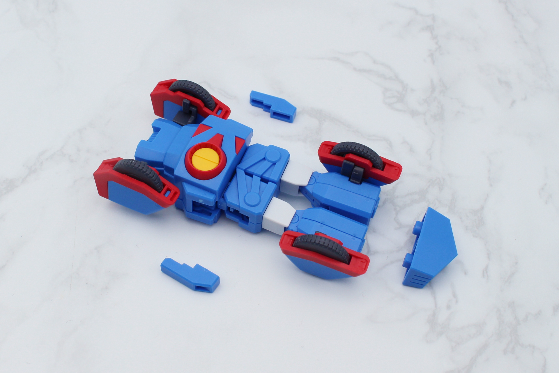 先端とサイドにパーツを取り付ける