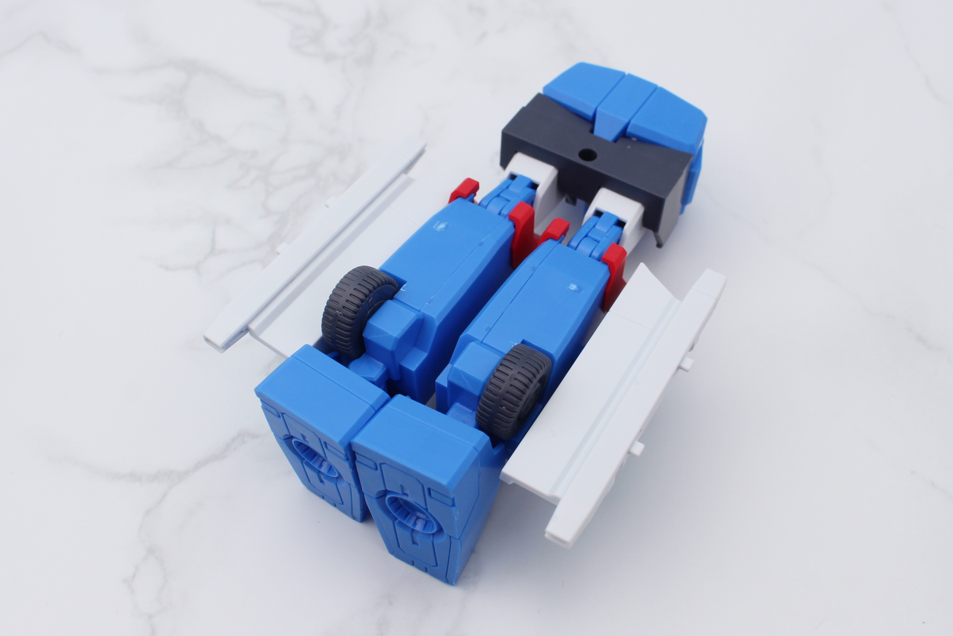 ブングル・ローバーへの変形。脚を揃えて股間の部分にパーツを取り付ける