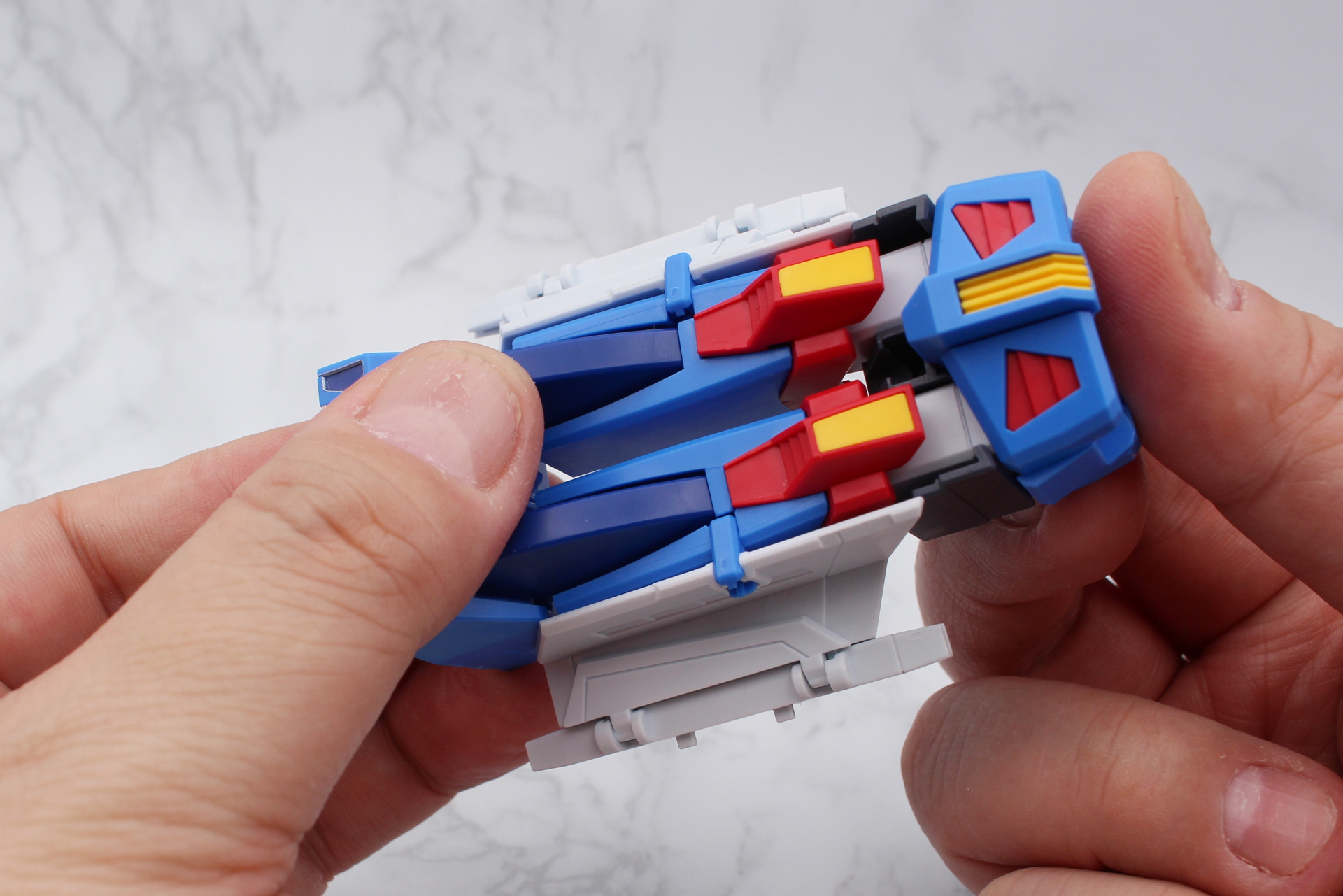 脛の前の部分を押して脚部を収納する