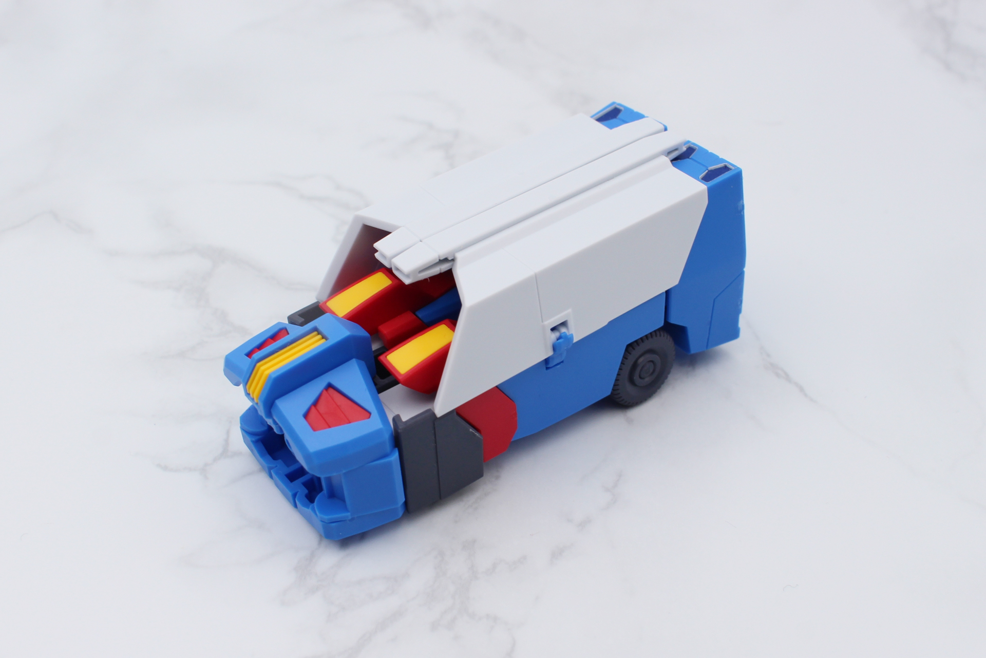 ひっくり返して翼を畳む