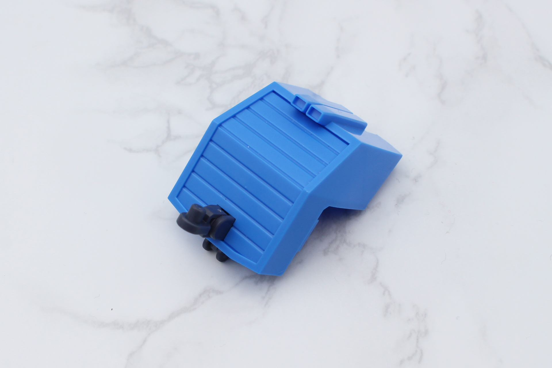 カーゴ形態時の前面のカバーを組み立てる