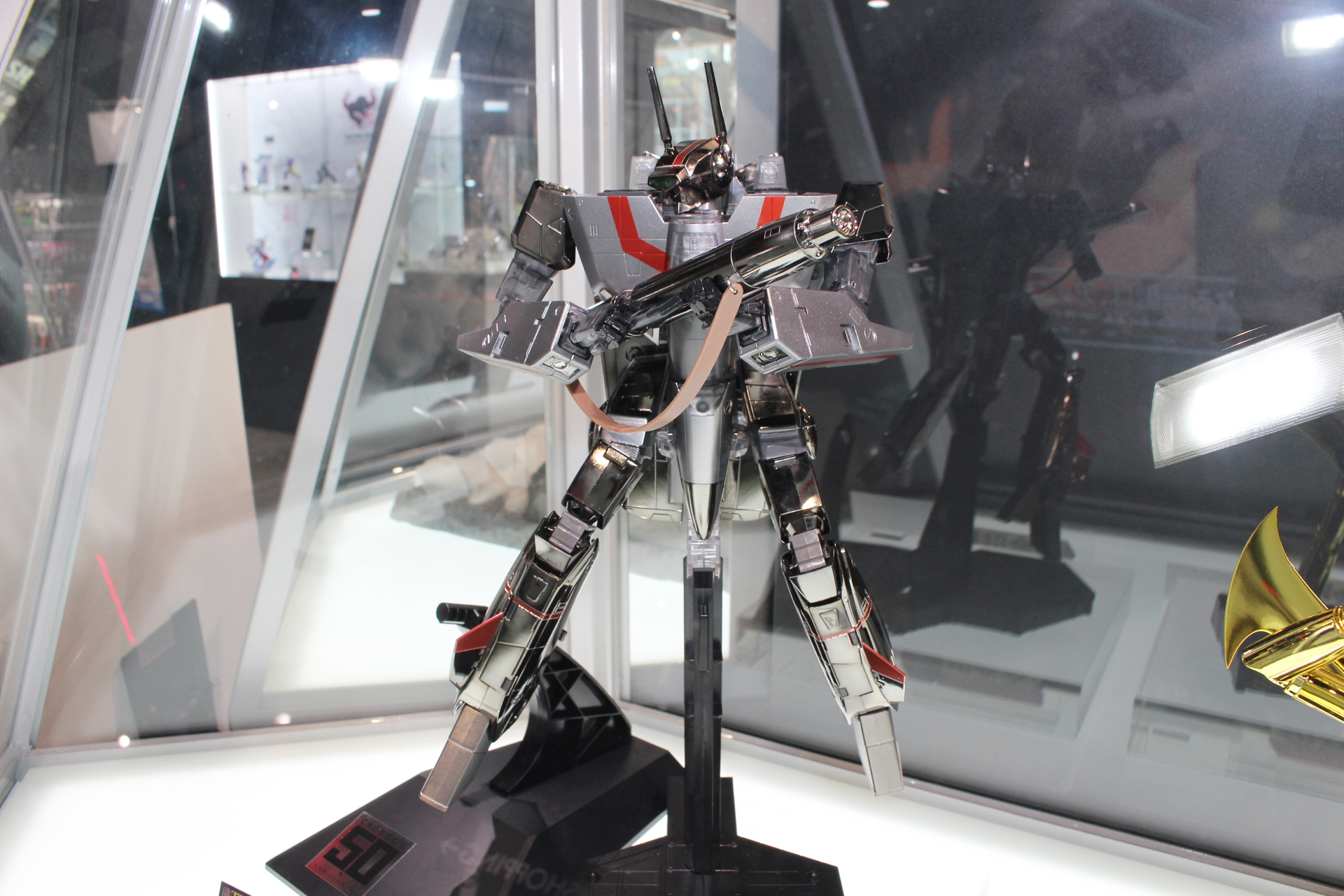 「DX超合金 VF-1J バルキリー CHOGOKIN 50th Exclusive」。DX超合金のVF-1J バルキリーをアイアンタイプのカラーで構築。要所にスモークブラックのパーツが採用されている