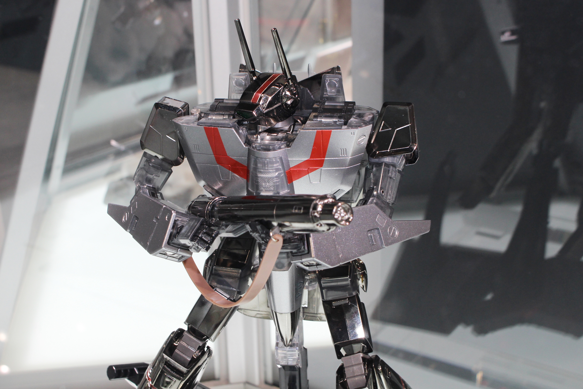 「DX超合金 VF-1J バルキリー CHOGOKIN 50th Exclusive」。DX超合金のVF-1J バルキリーをアイアンタイプのカラーで構築。要所にスモークブラックのパーツが採用されている