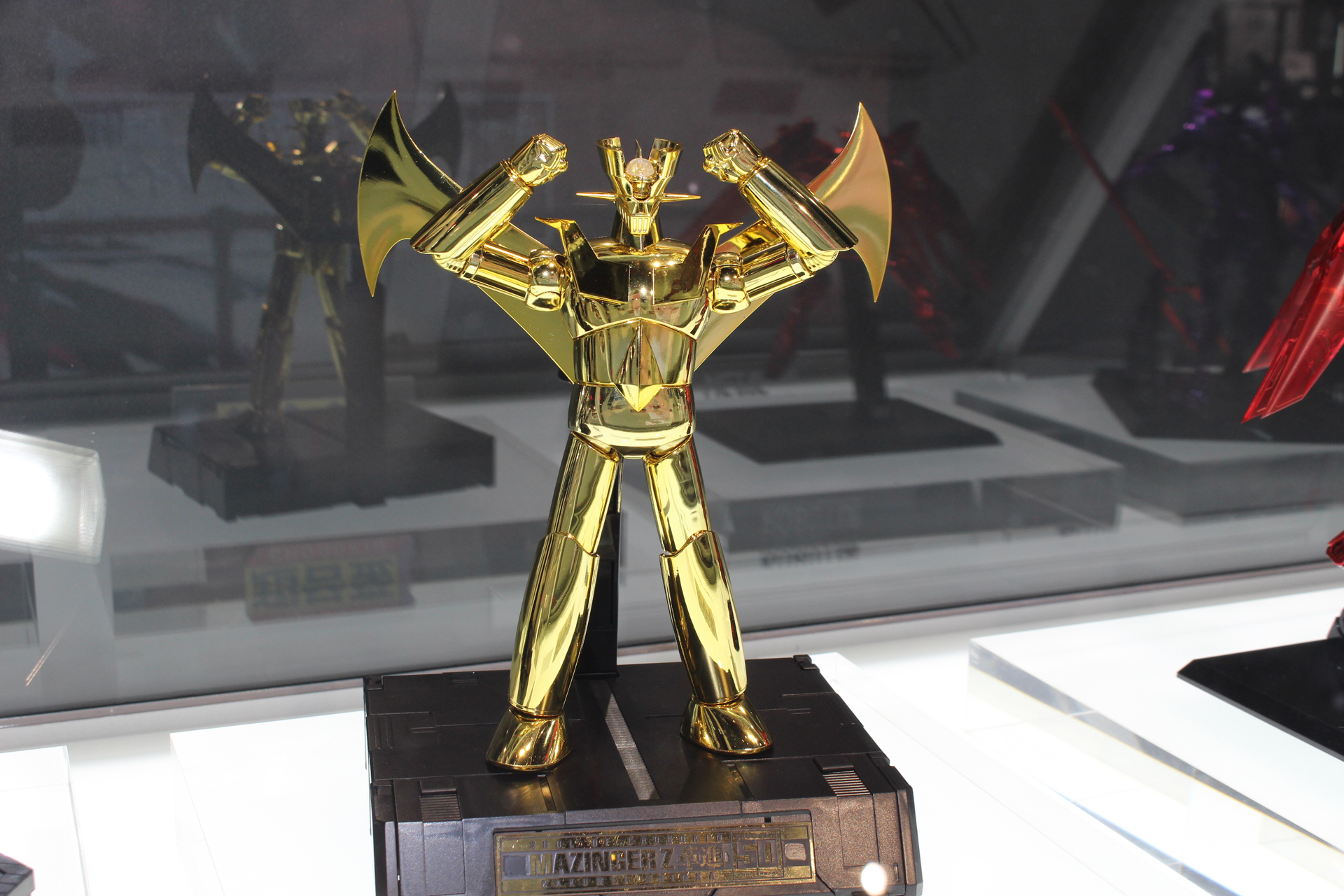 「超合金魂 GX-105G マジンガーZ CHOGOKIN 50th Exclusive」。マジンガーZの最新アイテム「革進-KAKUSHIN-」シリーズを総金メッキ仕様で商品化。台座のプレートもオリジナルのものになっている