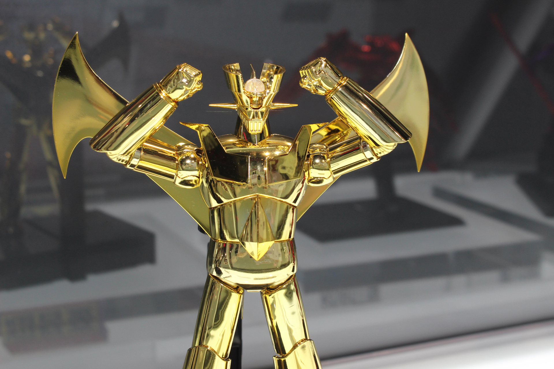 「超合金魂 GX-105G マジンガーZ CHOGOKIN 50th Exclusive」。マジンガーZの最新アイテム「革進-KAKUSHIN-」シリーズを総金メッキ仕様で商品化。台座のプレートもオリジナルのものになっている