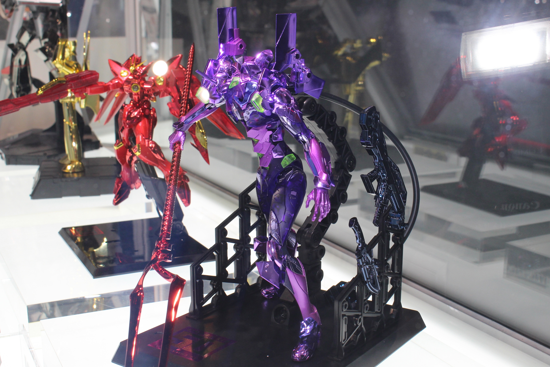 「METAL BUILD エヴァンゲリオン初号機 CHOGOKIN 50th Exclusive」。メタリックやクリアのパープルに、蛍光グリーンのクリアパーツが生えるエヴァ初号機。ロンギヌスの槍はレッドメタリックのメッキに