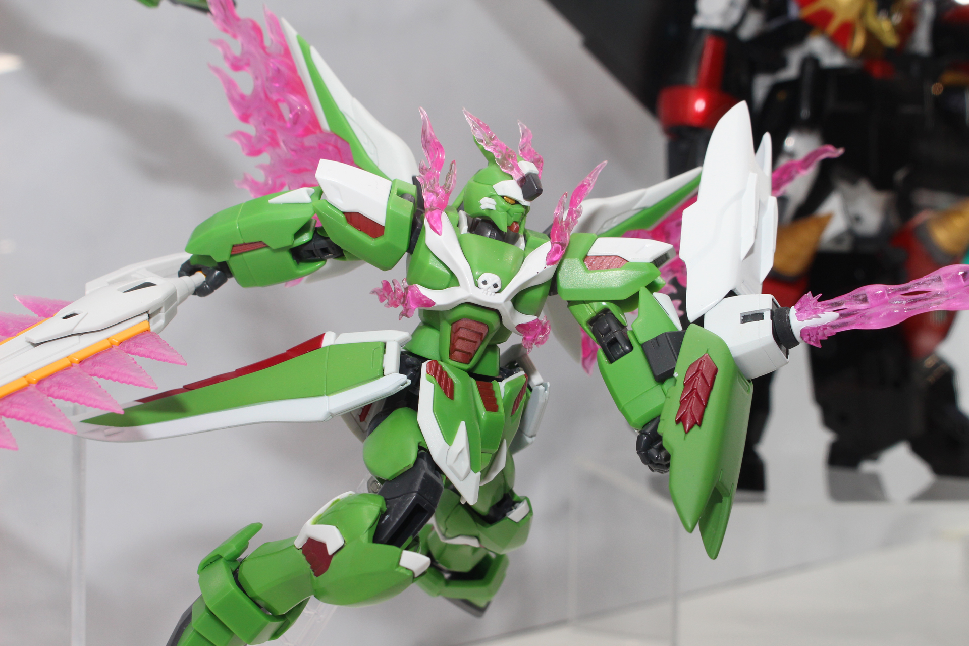 ミスティック・シールドを展開したファントムV2改