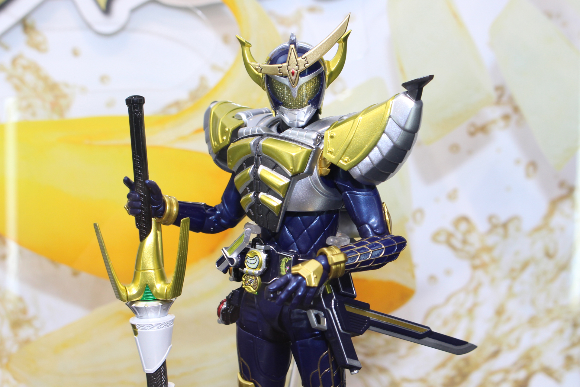 こちらは逆にバロンのバナナアームズを装備した仮面ライダー鎧武。複眼プレートも装備済み