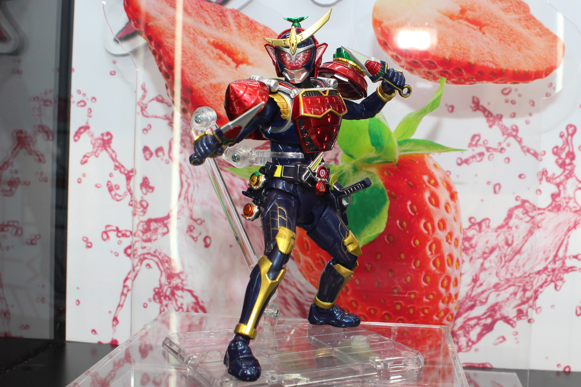 「アームズチェンジセット（パインアームズ＆イチゴアームズ）」は参考出品。鎧武に装着されて展示中だ