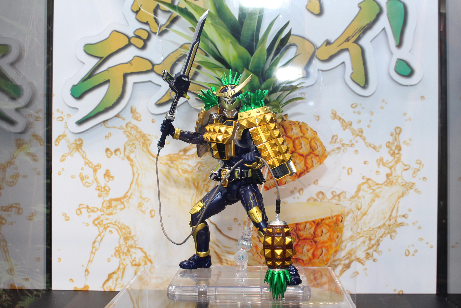 「アームズチェンジセット（パインアームズ＆イチゴアームズ）」は参考出品。鎧武に装着されて展示中だ