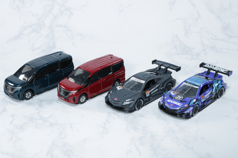 左から「No.94 日産 セレナ」通常仕様、初回特別仕様、「トミカプレミアム Racing 99号車 NSX-GT」、「トミカプレミアム Racing レイブリック NSX-GT」