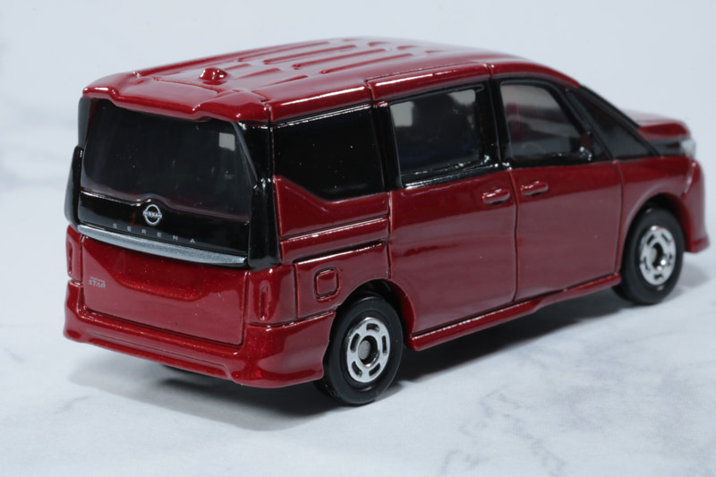 フロントマスクとLEDヘッドライトでクールなデザイン