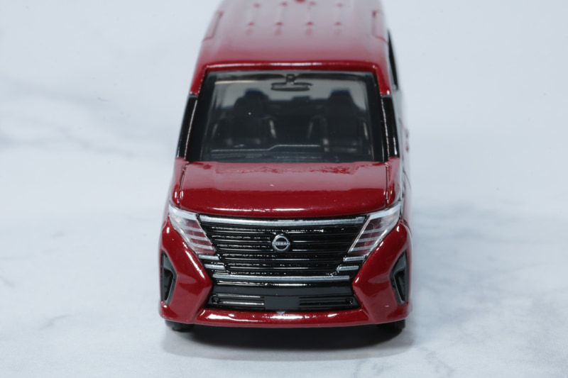 フロントマスクとLEDヘッドライトでクールなデザイン