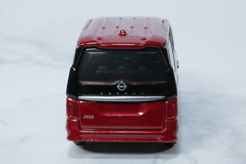 リアには「SERENA」や日産のロゴ、ハイウェイスターのロゴがプリントされている