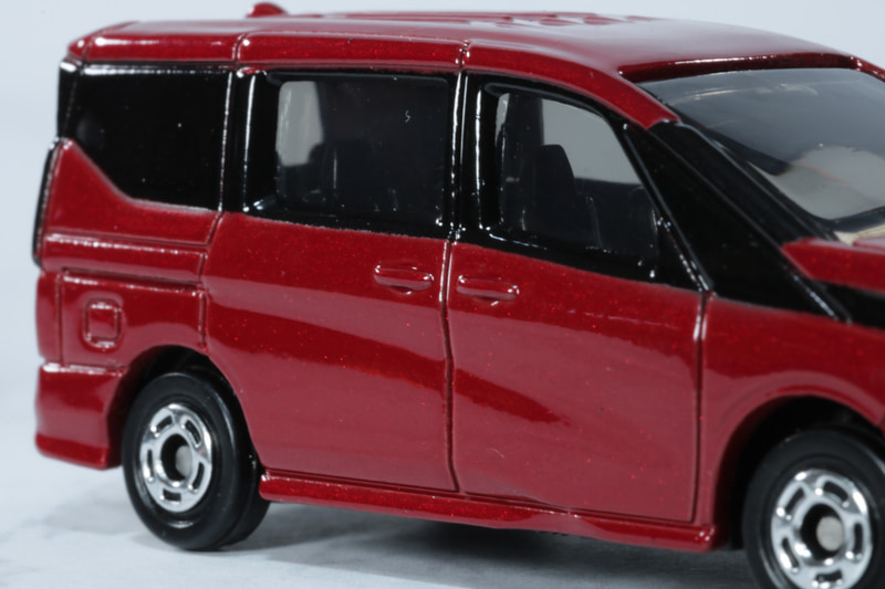 ピラーは黒でツートンカラーを表現