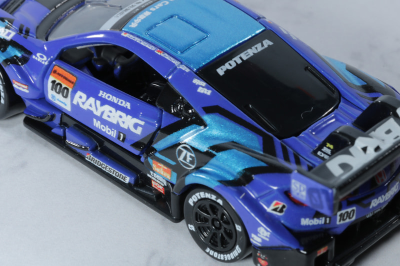 ボディは青を基調とし、メタリックブルーの入った豪華なカラーリング