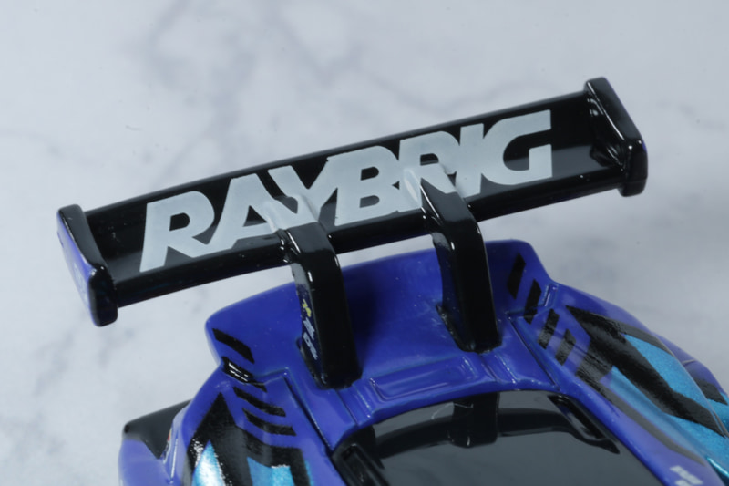 リアウイングには「RAYBRIG」の文字が入っている